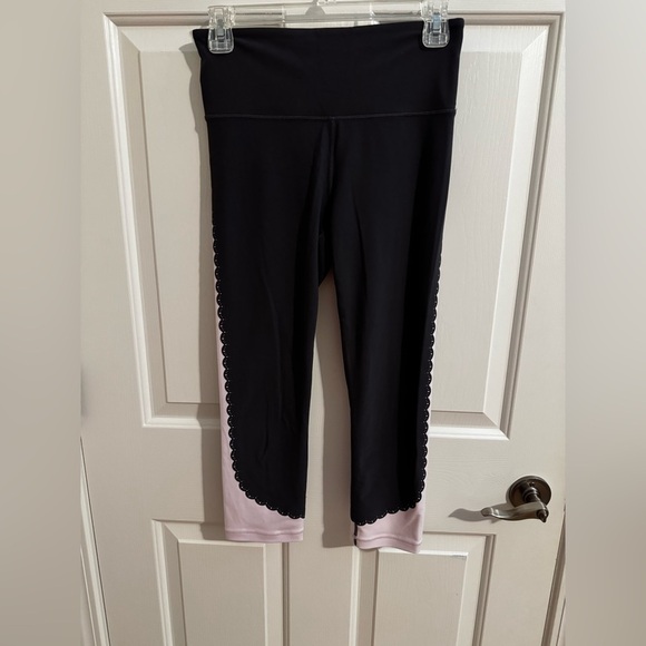 Athleta Elation Scallop Capri Yoga Workout Gray Pink Spring Night Size S - Picture 3 of 9